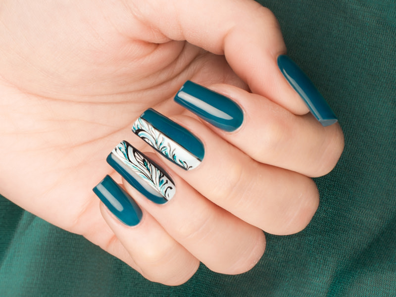 corsi ricostruzione unghie eleganti piume di pavone disegnate nella styline sullo sfondo jade blue creazione di gioia del zotto