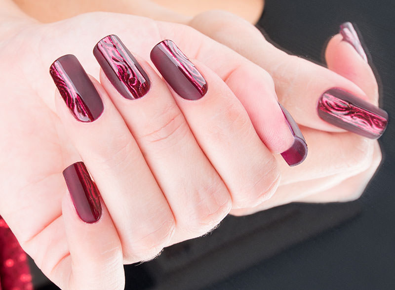 corso decorazione unghie elegantissimo contrasto di finitura nei toni del bordeaux con decorazioni brillanti nella styline creazione di kateryna bandrovska