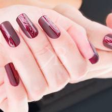 corso decorazione unghie elegantissimo contrasto di finitura nei toni del bordeaux con decorazioni brillanti nella styline creazione di kateryna bandrovska