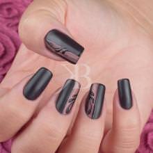 nail art finitura nera opaca con styline rosa cenere dove scivolano sinuose gocce nere creazione di gioia del zotto