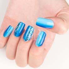 nail art sul blu che sfuma fino all'azzurro gioia del zotto ha disegnato la styline con effetto maculato