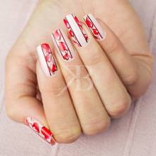 nail art tanti cuoricini rossi che palpitano all'interno e all'esterno di questa styline opera di sara colleoni