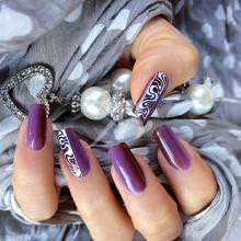 nail art tonalit agrave invernale di viola e styline decorata con motivo di onde in bianco eseguita da sara colleoni