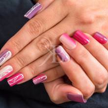 nail art viola nude e fucsia sfumati ad arte e decorati con una styline in bianco con disegno astratto opera di sara scarselli